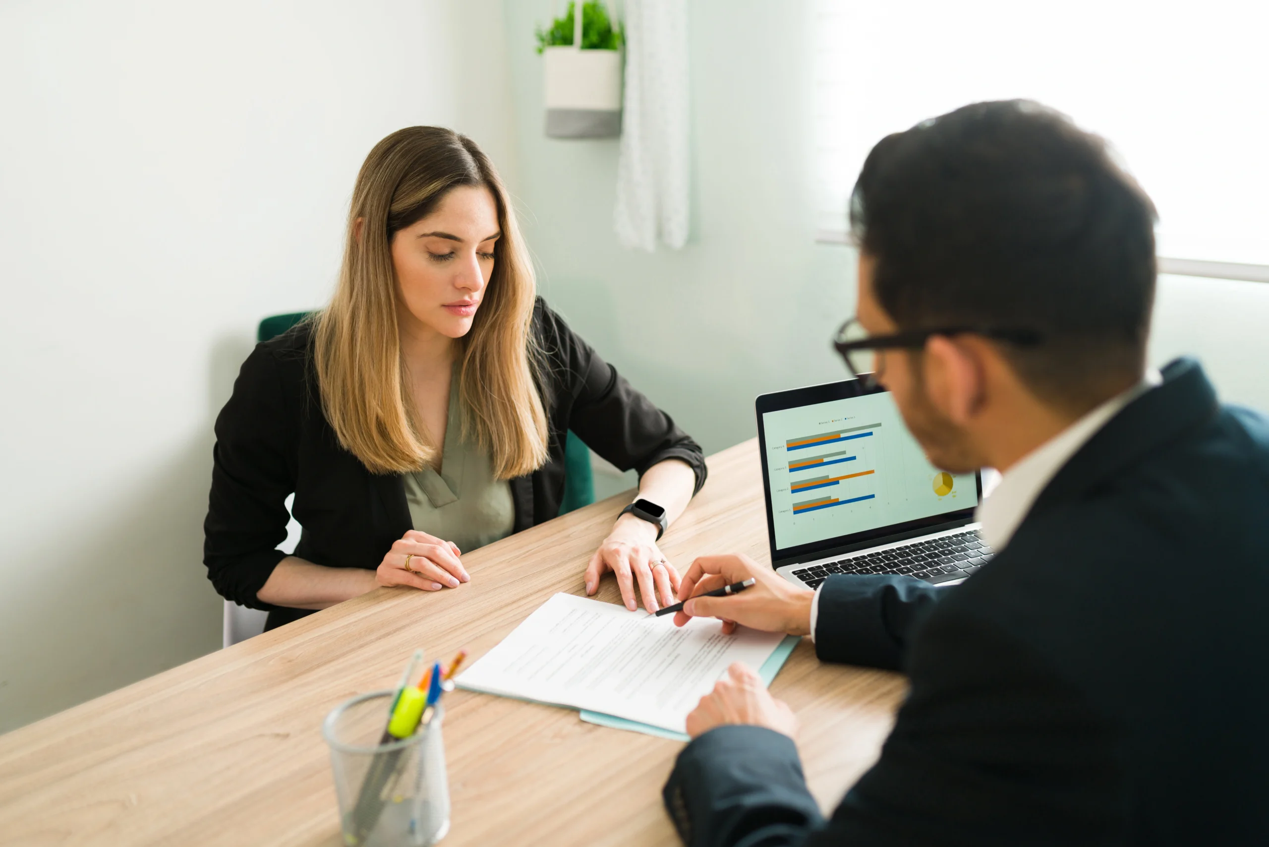 professional lawyer explaining r